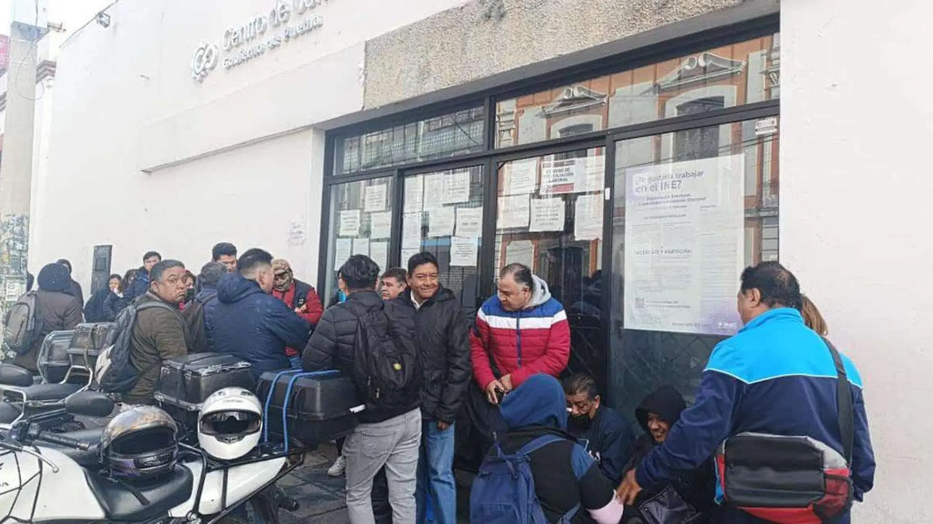 Un grupo de trabajadores se manifestó frente al Centro de Conciliación Laboral del Estado de Puebla